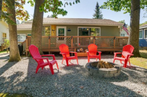 Higgins Lake Cottage with Private Fire Pit and Grill!